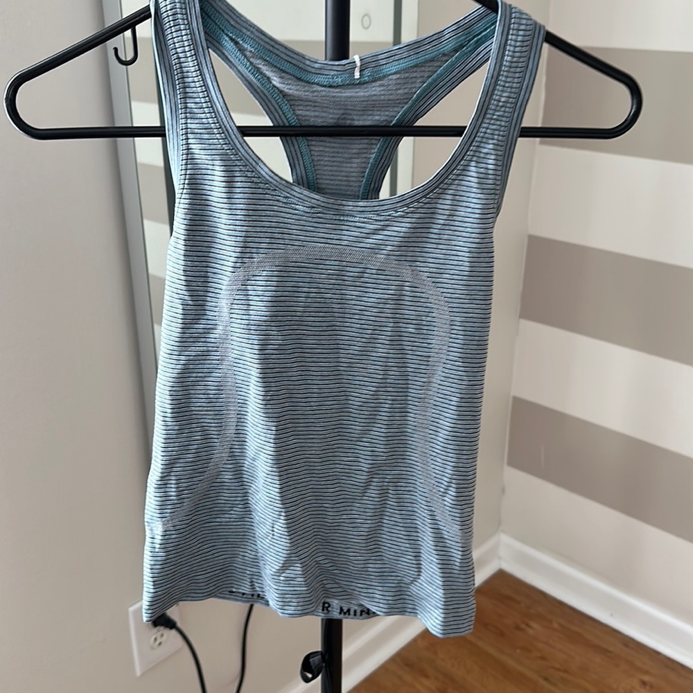 Lululemon tank top size 4 “ swiftly, tech”!💙